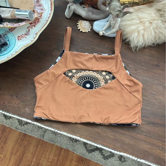 WOLVEN THREADS Noor Reversible Four-Way Cut Out Athleisure Workout Top - Picture 7 of 7